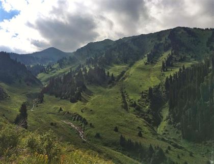 Жителей Алматы просят не посещать горы из-за угрозы схода селя