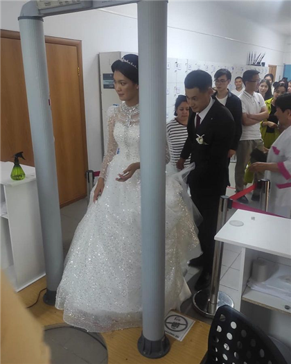 Девушка пришла сдавать экзамен в свадебном платье в Кокшетау