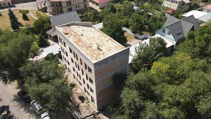 Незаконно построенный бизнес-центр сносят в Алматы