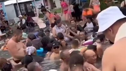 «Индия отдыхает» – казахстанцы обсуждают видео бассейна, переполненного людьми 