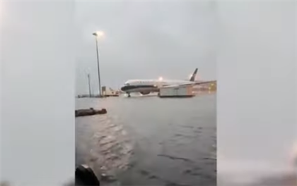 В Пекине из-за сильных наводнений затопило международный аэропорт Дасин