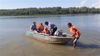 Полицейские спасли двоих детей с берега Иртыша 