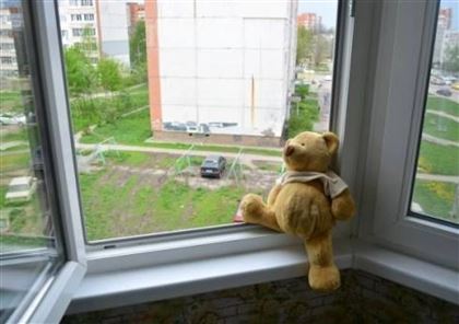 Девочка погибла, выпав из окна в Павлодаре 