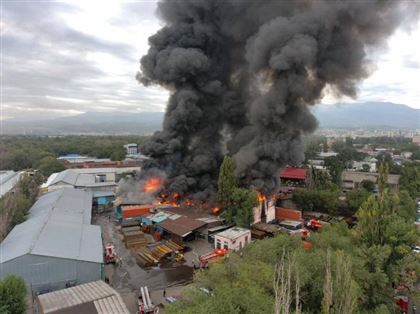 Серьезный пожар тушат в Алматы