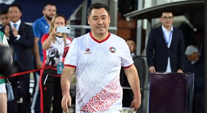 Президент Кыргызстана сыграет в команде "Легенды Азии" против легенд "Барселоны"