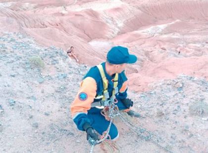 Скатилась с обрыва и провела на скале 11 часов: россиянку спасли в Чарынском каньоне