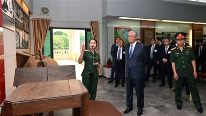 Токаев посетил музей военной истории во Вьетнаме