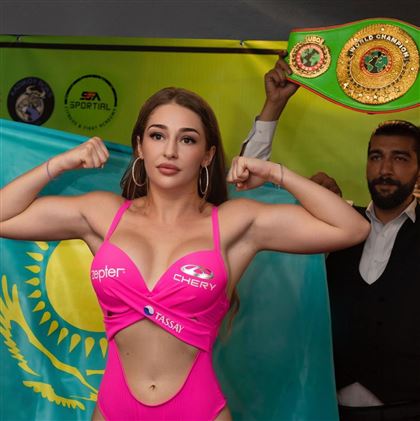 Казахстанская боксерша предстала в элегантном образе Барби на церемонии взвешивания перед боем в Турции 