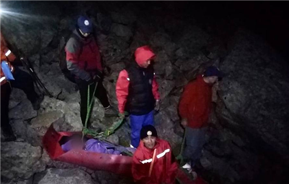 Сотрудники МЧС спасли мужчину, который повредил ногу в алматинских горах