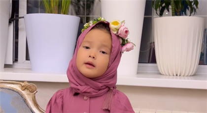 Казахстанцы раскритиковали Каракат Абильдину, которая надела хиджаб на маленькую дочь