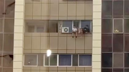 Подростков, "зависших" на карнизе балкона 13-го этажа, сняли на видео в Астане