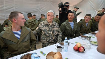Верховный главнокомандующий пообедал вместе с солдатами в военном полевом лагере 