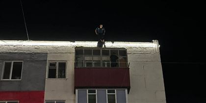 В Хромтау полицейские спасли женщину от прыжка с пятого этажа