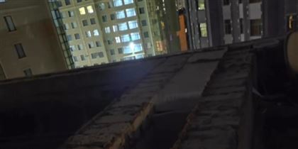 В Актау с крыши седьмого этажа упал подросток