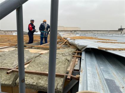 Крышу торгового дома снес сильный ветер в Кызылорде 