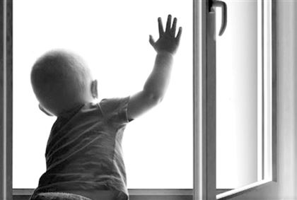 Четырехлетний малыш выпал из окна пятого этажа в Атырау