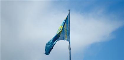 Флаг Казахстана могут разрешить вывешивать на балконах и в помещениях