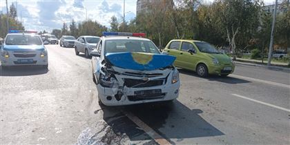 В Костанае полицейская машина протаранила три автомобиля