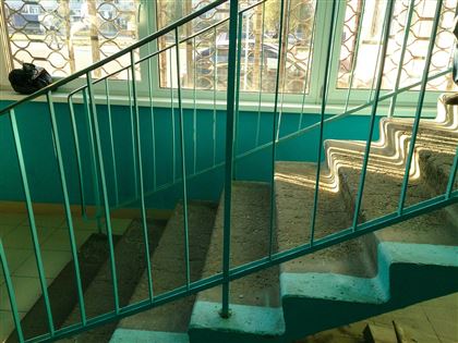 "Толкнул одноклассник": ребенок упал со школьной лестницы в Астане 