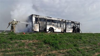 На трассе Павлодар – Астана загорелся пассажирский автобус