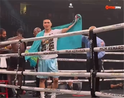 Казахстанец отправил в нокаут непобежденного боксера в карде у Канело - видео