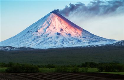 На Камчатке вулкан Ключевской выбросил столб пепла на высоту до 6 км