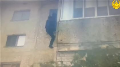 Мужчина назло жене пытался прыгнуть с пятого этажа в Атырау