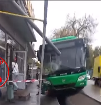 В Алматы водитель автобуса снес светофор, газовую трубу и сбил пешехода