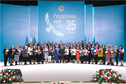 Ерболат Досаев вручил алматинцам государственные награды от имени Президента Казахстана ко Дню Республики