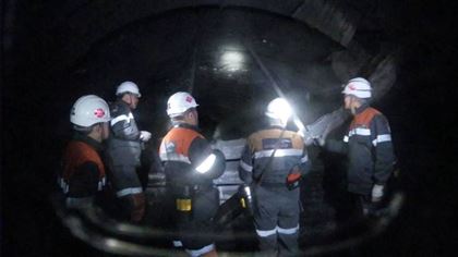 Министр по ЧС спустился в шахту, где произошла трагедия