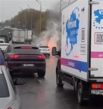 Взрыв машины на дороге в Алматы предотвратил водитель водовоза