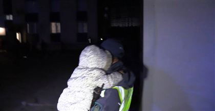 В Шымкенте полицейские эвакуировали жильцов из горящей многоэтажки