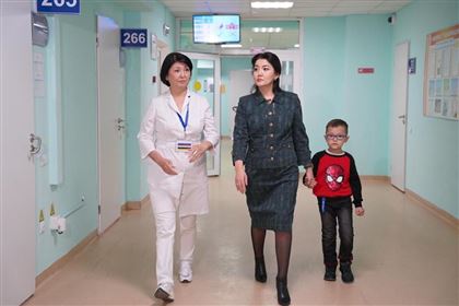 Министр здравоохранения привила внука вакциной от кори и обратилась к казахстанским родителям