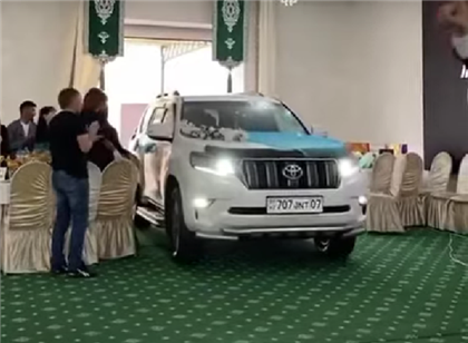 "Комплекс неполноценности": понты с заехавшей на той машиной возмутили казахстанцев