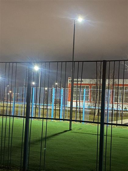 Стало известно, почему посреди футбольного поля в Костанае установлен фонарный столб