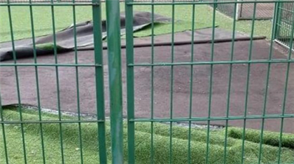 Ветер снова сорвал покрытие с детской площадки в Караганде