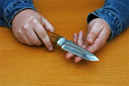 Мужчина напал на жену с ножом в отделении банка в Хромтау