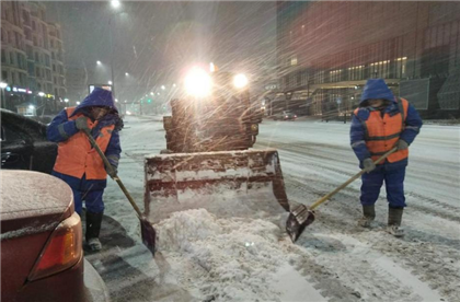 Более 2000 рабочих очищают улицы столицы от снега и льда