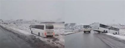 Три автобуса с рабочими съехали в кювет в Экибастузе