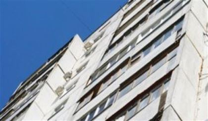 В Усть-Каменогорске мужчина выпал из окна четвертого этажа