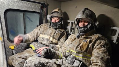В Акмолинской области огнеборцы покрылись льдом после тушения пожара в минус 40