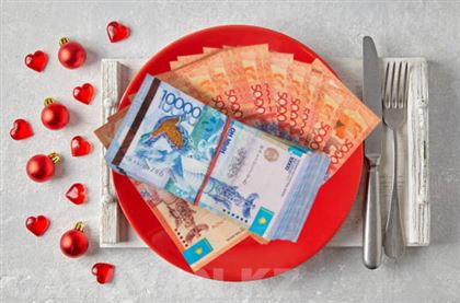 Икорная закуска и суррогаты: во сколько обойдется казахстанцам новогодний стол