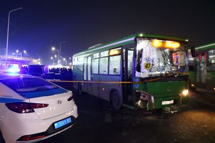 В Алматы автобус въехал в группу людей, есть погибшие
