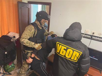 Атырауские полицейские задержали вымогателей, которые насильно удерживали иностранца