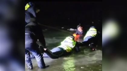 Провалились под лед: двух человек спасли полицейские Атырауской области 