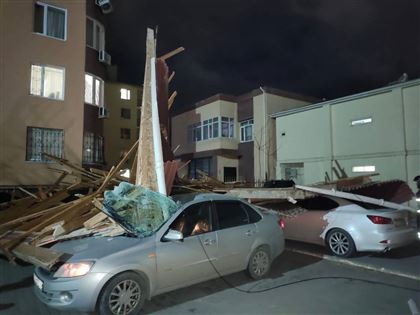 В Актау из-за ветра слетевшая крыша упала на автомобили