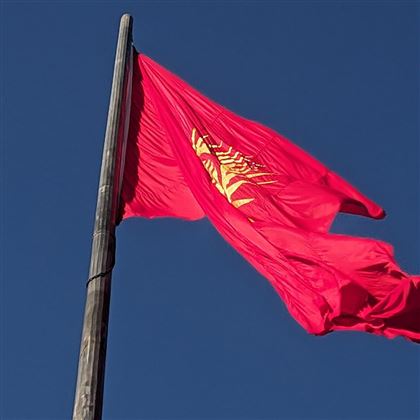 Новый флаг Кыргызстана подняли на главной площади в Бишкеке