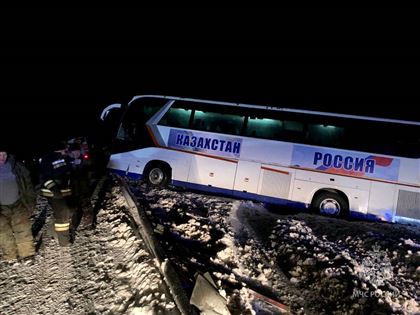 Автобус, следовавший из Усть-Каменогорска в Новосибирск, сошел с трассы