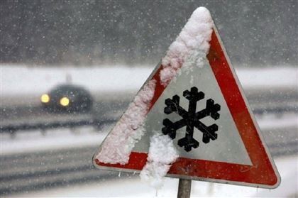 Десятки автомобилей спасли из снежных заносов за три дня в ВКО