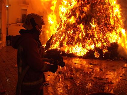 При пожаре в Караганде эвакуировали 14 человек 
